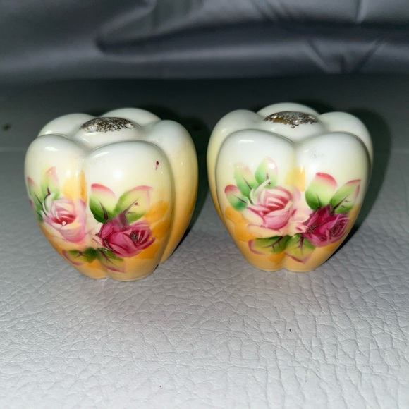 Vintage Lefton Trade Mark Floral Ceramic Salt and Pepper Shakers Made in Japan - Picture 2 of 7